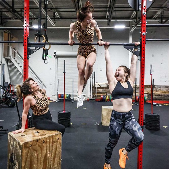 Athletic shorts - Picture 3 of 5